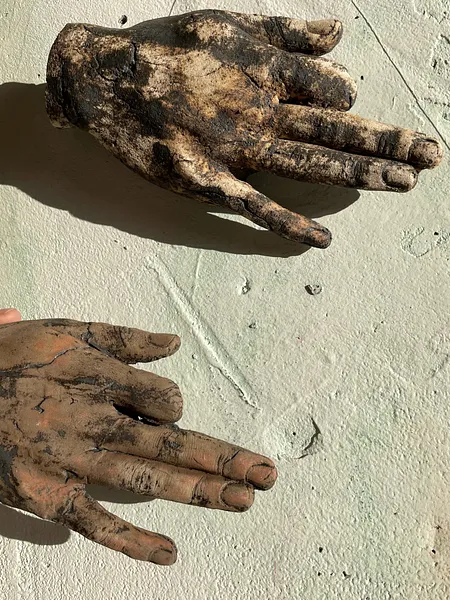 Зображення "Untitled" від АННА ВЕРІКІ, розмір: my hand , медіум: Sculpture, серія: Серія 1, ціна: €900 Фото 4 з 5.